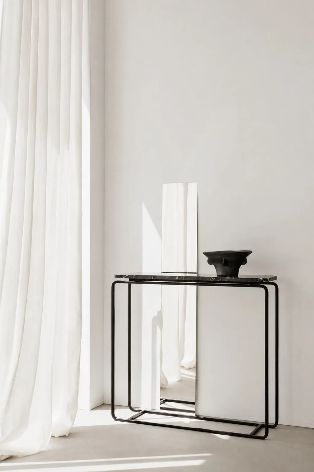Minimal table setting for blog post on SEO and design
